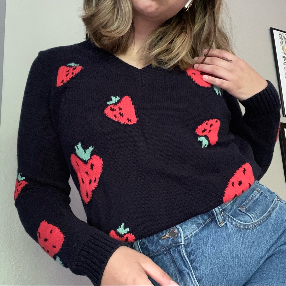 Adorable vintage strawberry sweater 🍓